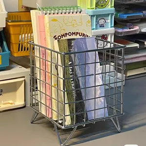 Bureau organizer mand van metaaldraad, ijzeren opbergrek voor briefpapier en cosmetica accessoires.