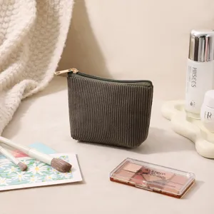 Detail der olivgrünen Cord-Kosmetiktasche mit goldenem Reißverschluss für Make-up