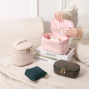 Vierteiliges Kosmetiktaschen-Set aus Cord in sanften Farben mit Details zur Aufbewahrung von Make-up