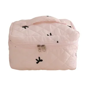 Grande trousse de maquillage rose en coton matelassé portable avec motif de nœuds noirs