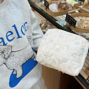 Μαλακή καπιτονέ τσάντα μακιγιάζ με λουλούδια και μεγάλη χωρητικότητα για καλλυντικά