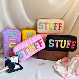 Gros plan de trousses de maquillage en nylon avec patchs de lettres STUFF en chenille