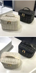 Nahaufnahme von eleganten Tweed-Kosmetiktaschen mit goldener Hardware und Griffen