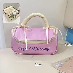 Vue détaillée de la grande trousse de maquillage rose avec largeur 22cm et rangement