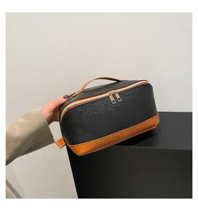 Detailansicht einer wasserdichten PU-Leder-Kosmetiktasche mit Handflächenmaserung