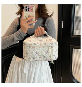 Primer plano de bolsa de maquillaje acolchada con textura de burbuja y estampados
