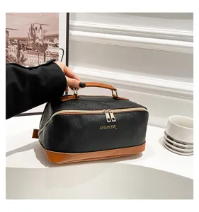 Detailansicht einer großen PU-Leder-Reisemeikup-Tasche mit einem stabilen Tragegriff