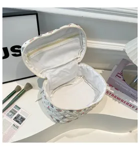 Detalle interior de un neceser de maquillaje acolchado blanco con bolsillo de malla