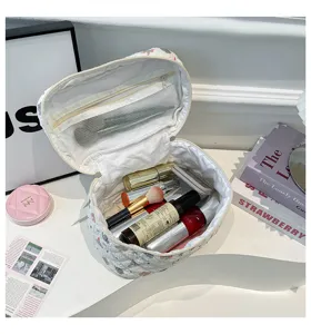 Vista detallada de la gran capacidad de la bolsa de maquillaje acolchada con burbujas.
