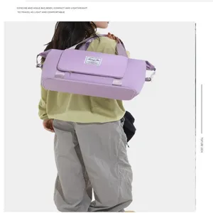 Mannequin portant un grand sac de voyage violet imperméable pour le sport et le fitness.