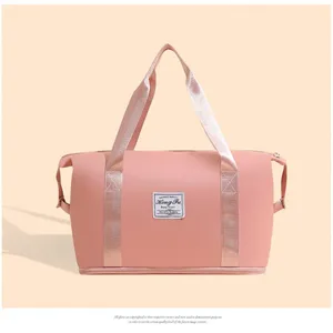 Vue détaillée d'un sac de voyage rose imperméable avec sangles métalliques rose doré