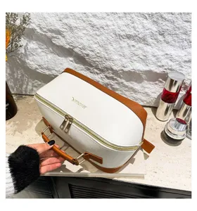 Detail einer großvolumigen Kosmetiktasche aus PU-Leder mit feiner Palmenmaserung