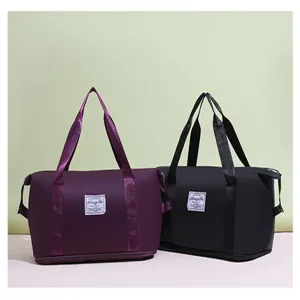 Sacs de voyage violets et noirs imperméables présentés côte à côte pour comparaison