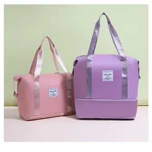 Gros plan sur des sacs de voyage pliables étanches rose et violet pour le sport ou l'extérieur