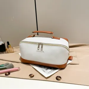 Große wasserdichte Kosmetiktasche aus PU-Leder in Weiß und Braun für die Reise.