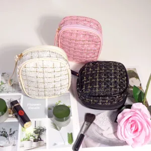 Lot de trois mini trousses à maquillage en tweed rose, blanc et noir avec fil doré.