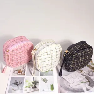Détail montrant trois pochettes cosmétiques en tweed pour rouges à lèvres et objets