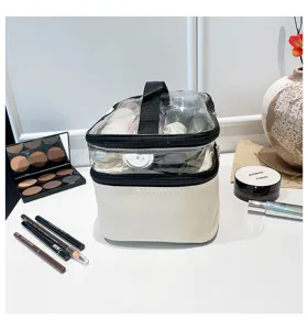 Vista dettagliata di una borsa per il trucco in PVC a doppio strato con base crema
