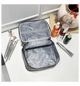 Dettaglio interno di una borsa cosmetica in PVC a doppio strato di grande capacità