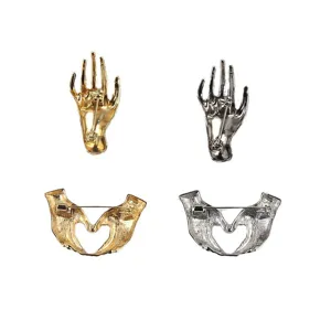 Vista trasera detallada de broches creativos con forma de corazón y manos en oro y plata