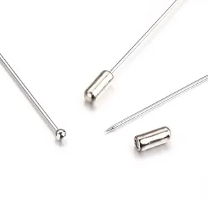 Nahaufnahme einer silbernen Anstecknadel mit Rundkopf und Schutzkappe aus Metall
