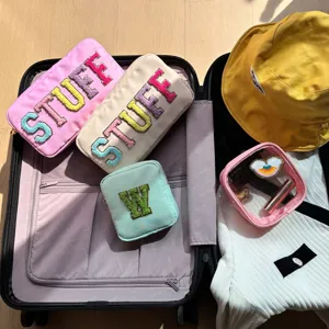 Trousses de maquillage en nylon coloré avec écussons lettres chenille STUFF voyage