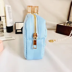 Trousse de maquillage portable en nylon bleu clair avec fermeture éclair dorée pour voyage
