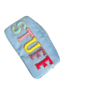 Trousse à maquillage en nylon bleu avec patchs chenille STUFF colorés et paillettes