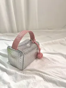 Silbern-rosa gewebte Handtasche mit Reißverschluss und dekorativem Knoten-Detail.