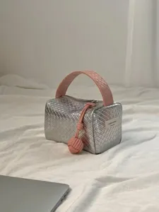 Detailansicht der gewebten silber-rosa Kosmetiktasche mit einem dekorativen Knoten