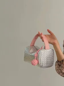 Schicke silbern-rosa gewebte Mini-Handtasche mit dekorativem Knotendetail als Organizer