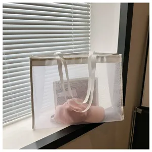 Bolso tote de malla blanca minimalista de gran capacidad en un entorno soleado