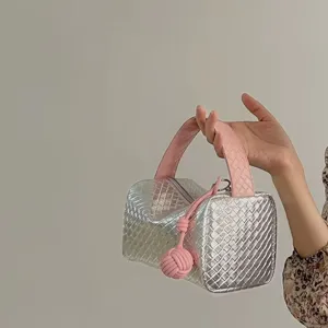Elegante silberne und rosa geflochtene Handtasche mit Metallic-Finish und Knotendetail