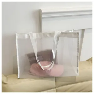 Detalle de una bolsa de compras de malla blanca transparente y gran capacidad