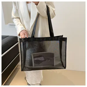 Elegante bolso tote de malla negra con gran capacidad mostrado en estilo de vida.