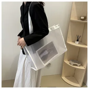 Elegante bolso tote de malla blanca de gran capacidad en un entorno moderno.