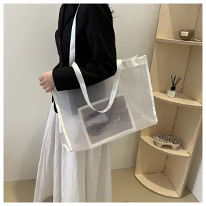 Bolso tote de malla blanca minimalista con diseño transparente, ideal para compras de verano