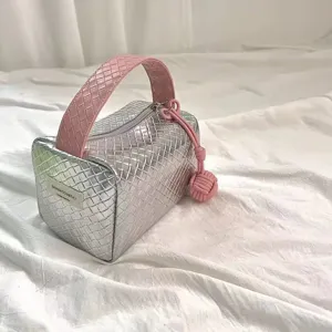 Silber-rosa farbblockierte gewebte Textur tragbare Kosmetiktasche mit Griff und Anhänger