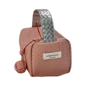 Stilvolle Make-up-Tasche mit gewebtem Patchwork-Muster in Rosa und Silber mit Griff