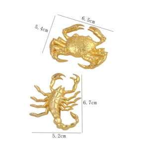 Dimensions détaillées des broches punk dorées en forme de crabe et de scorpion