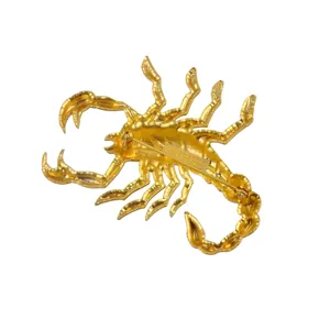 Vue arrière détaillée de la broche scorpion dorée montrant le mécanisme de l'épingle
