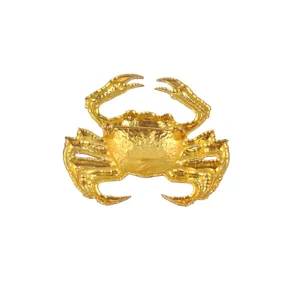 Vue arrière détaillée d'une broche crabe punk dorée avec un fermoir de sécurité