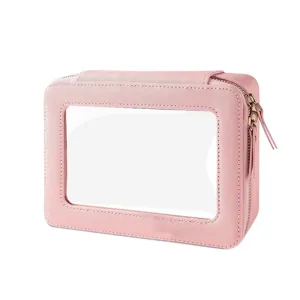 Detailansicht einer kompakten rosa Kosmetiktasche aus PU-Leder mit klarem Fenster