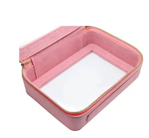 Detaillierte Innenansicht einer rosa PU-Leder-Kosmetiktasche mit klarem Fenster
