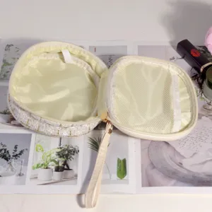 Vue détaillée de l'intérieur d'une trousse à maquillage en tweed avec filet