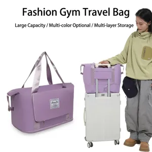 Grand sac de voyage violet imperméable sur valise blanche présenté avec un mannequin