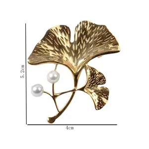 Detaillierte Maße für diese goldene Ginkgoblatt-Brosche mit eleganten weißen Perlen