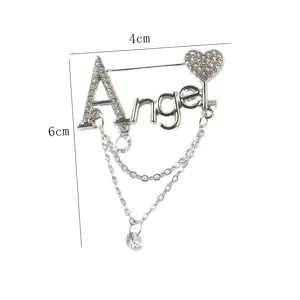 Detailansicht der Angel-Strassbrosche mit Maßen 4cm x 6cm und dekorativen Quastenketten
