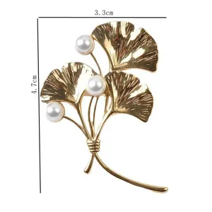 Detailansicht der eleganten goldenen Ginkgoblatt-Brosche mit Perlen, Maße 3,3x4,7 cm