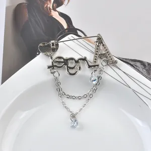 Detailansicht der silbernen Angel-Brosche mit funkelnden Strasssteinen und Kettenquasten.